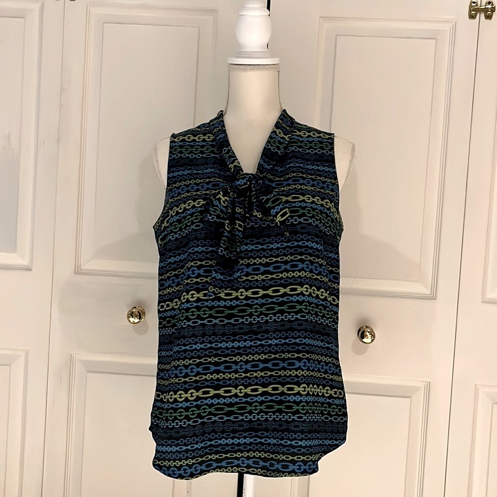 3. NEW YORK & COMPANY, LIKE NEW, SIZE MEDIUM, SLEEVELESS TOP, Chain pattern